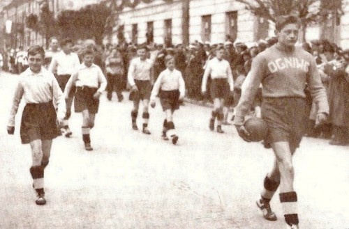 Piłkarze Ogniwa Płock w 1-Majowym pochodzie, 1952 r.
