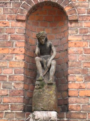 Rzeżba na murze Muzeum Diecezjalnego
