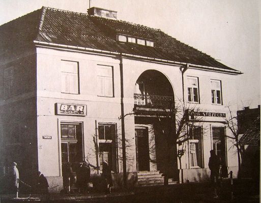 "Płocka Dziekanka"
Budynek autorstwa Ludwika Mahna z ok. 1806r. Miejsce spotkań płockich masonów. Obecnie należy do spadkobierców rodziny Lewensteinów. 
