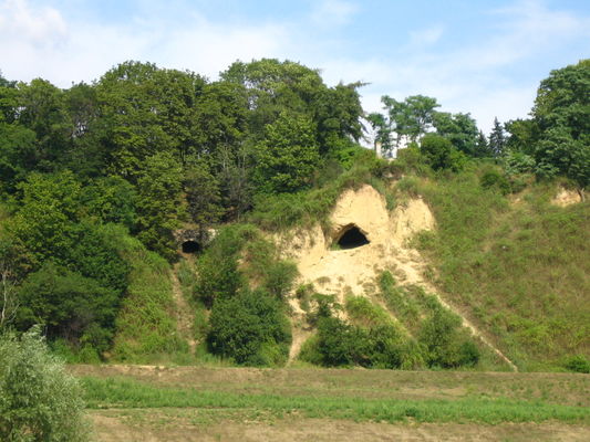 dwie groty
ta po lewej stronie: to grota Św. Elżbiety, może ktoś zna historie z nią związaną?
