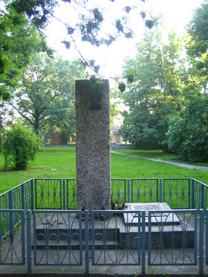 Parkprzed Domem Broniewskiego
Pomnik
