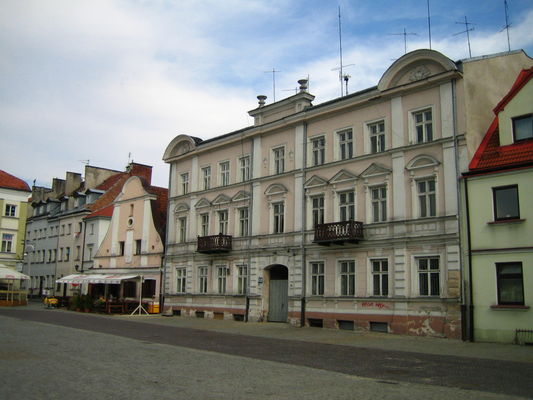 kamienica
Kto pamięta Urząd Pracy, który mieścił się w tym budynku?
Te tablice, na których nie mieściły się oferty  zatrudnienia - aż musiano wieszać na ścianach. ;)
