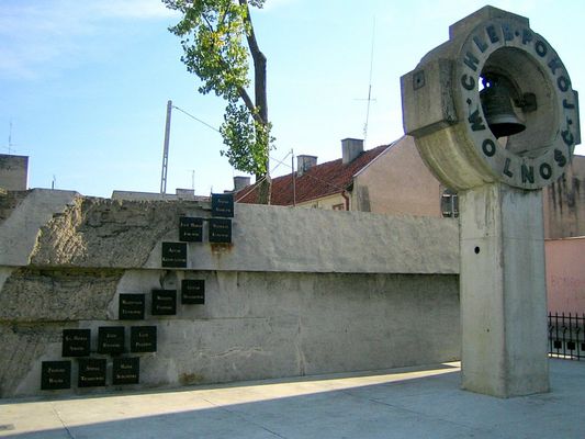 Pomnik 13-tu Straconych
... z umieszczonymi na tablicach nazwiskami poległych
