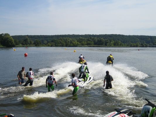 Wyścigi
Murzynowo - start skuterów wodnych
Słowa kluczowe: Murzynowo regaty skutery woda wyścigi start Jaca Jacek