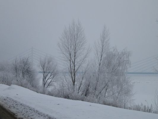 most w zimowej sceneri
