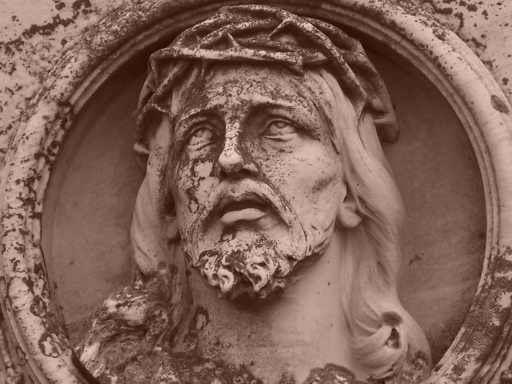 Fragment nagrobka na cmentarzu w Daniszewie
