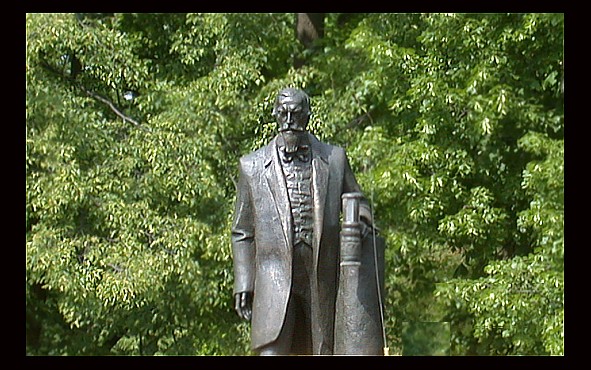 Fragment nowego pomnika Ignacego Łukasiewicza
w trakcie budowy
