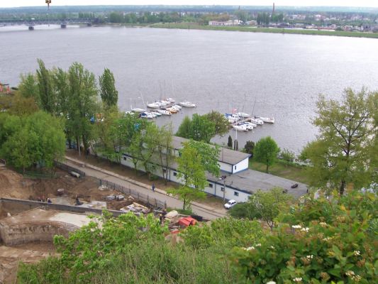 Amfiteatr w budowie
W oddali port dla żaglówek
