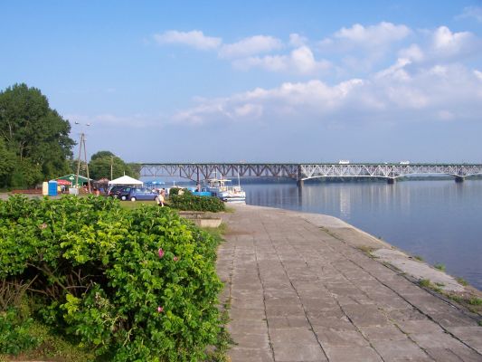 Widoczek z mostem w tle
