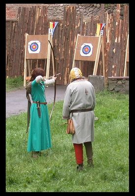 Miasteczko rycerskie - strzelanie z łuku
Miasteczko rycerskie; turnieje: kuszniczy, łuczniczy, walki rycerskie, strzelanie z broni czarnoprochowej, armat, hakownic muzyka dawna,rzemiosła dawne, bicie monety, sprzedaż wyrobów średniowiecznych, aktu lokacyjnego miasta Płocka. Prezentacja hejnałów. DNI HISTORII PŁOCKA 2007
