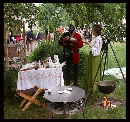Miasteczko rycerskie - dawna kuchnia
Miasteczko rycerskie; turnieje: kuszniczy, łuczniczy, walki rycerskie, strzelanie z broni czarnoprochowej, armat, hakownic muzyka dawna,rzemiosła dawne, bicie monety, sprzedaż wyrobów średniowiecznych, aktu lokacyjnego miasta Płocka. Prezentacja hejnałów. DNI HISTORII PŁOCKA 2007
