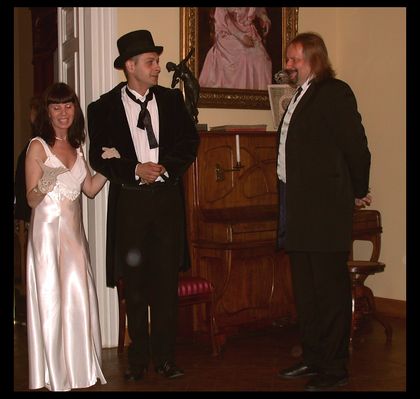 Noc w Muzeum Mazowieckim
Feta imieninowa na Tumskiej 8 - wieczór towarzyski, wieczorne muzykowanie oraz zabawa mieszczańska w salonach secesyjnych Muzeum Mazowieckie w Płocku   DNI HISTORII PŁOCKA 2007
