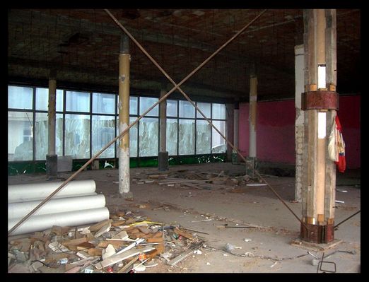 wnętrze Hortexu
Ostatnie spojrzenie na ruiny Hortexu
