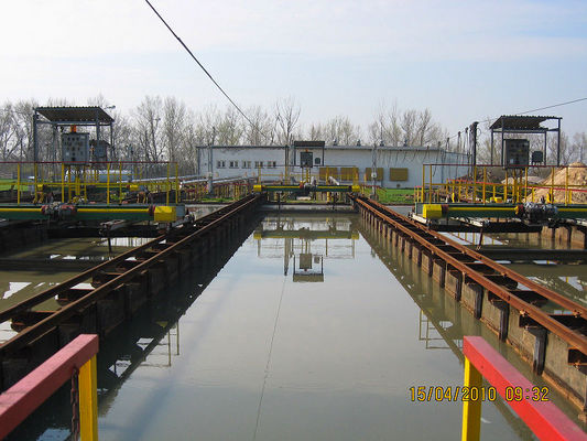 Oczyszczalnia ścieków komunalnych dla miasta Płocka w Maszewie
Osadnik wstępny tworzy zespół pięciu zbiorników o dł. 40 m i łącznej pojemności 2637 m3
