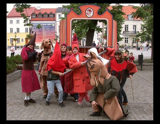 Karawan Sztuki
Próba przedstawienia Punch & Judy 
Karawan Sztuki działa przy Płockim Ośrodku Kultury i Sztuki, powstał w lutym 2006 roku. Skupia 17 osób  głównie młodzież z płockich szkół. Obecnie grupa pracuje nad "Punch and Judy" - XVI-wieczną angielską komedią dell'arte. Premierę zobaczymy 12 sierpnia podczas Nadwiślańskiego Festiwalu Teatrów Ulicznych. Szefami projektu są Dariusz Skibiński oraz Jan Kochanowski. 

