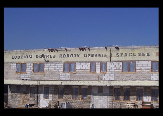 Propagandowy napis na budynku w Płocku
