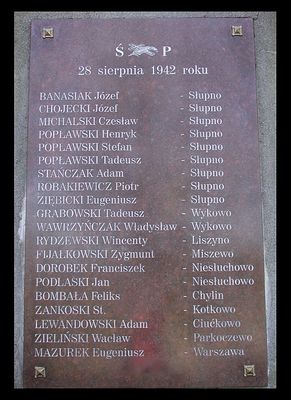 Tablica pamiątkowa 20 zamordowanych w Słupnie
Miejsce spoczynku 20 Polaków, ofiar terroru hitlerowskiego, uświęcone ich bohaterską śmiercią 12 sierpnia 1942 roku.

