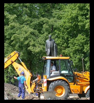 Fragment pomnika Ignacego Łukasiewicza
w trakcie budowy
