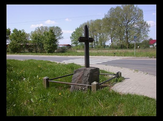 Krzyż upamietniający śmierć kierownika Morawskiego
krzyż upamiętnia miejsce śmierci inż. Morawskiego (1937r): budowniczego mostu drogowo-kolejowego w Płocku - kierownika robót kesonowych. 
