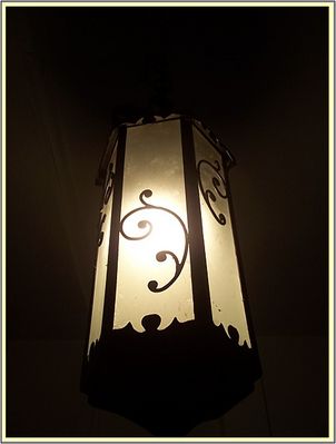 Lampka w przejsciu Domu Darmstadt.
