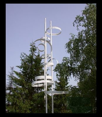 Metalowy pomnik na Orlenie
co on oznacza i ku czemu go wznoszono nie mam pojęcia?
