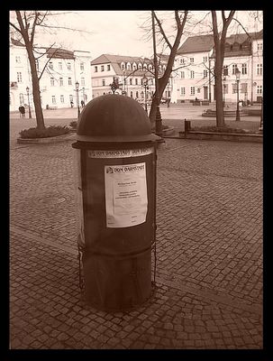 Słup z plakatami przy Domu Darmstadt
