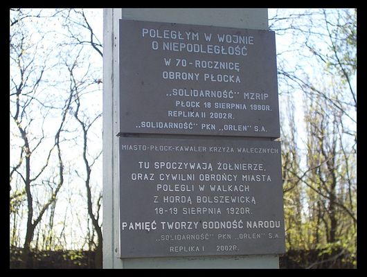 Pamiątkowa tablica na Cmentarzu Garnizonowym przy ul. Norbertańskiej
