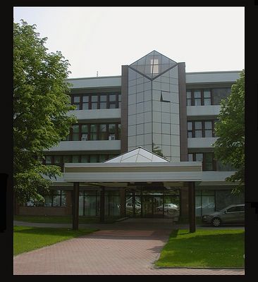 Tylne wejscie do biurowca Orlenu
