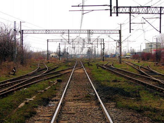 Widok z ul. Otolińskiej w kierunku stacji PKP
