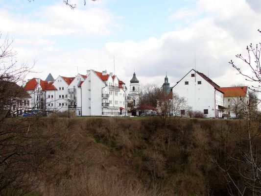 Widok z parku na kamienice przy ul. Kazimierza Wielkiego
