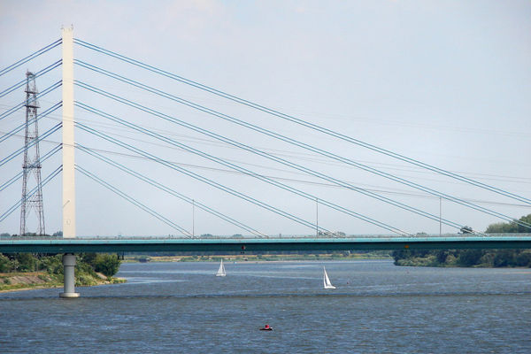 Jeden wielki "żagiel" i dwa małe :)
