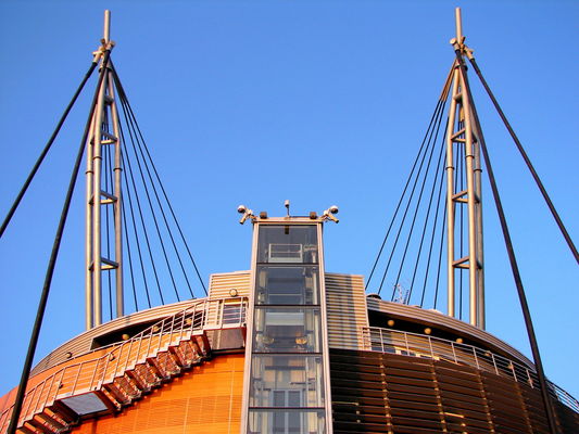 Winda panoramiczna i pylony
