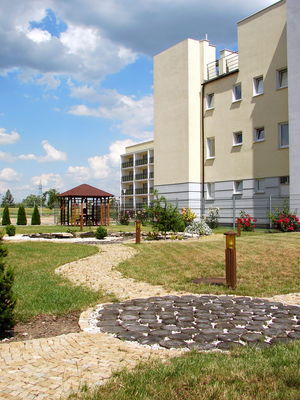 Ogródek przy apartamentowcu Pink House
