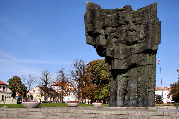 Pomnik Broniewskiego
ul. Kościuszki
