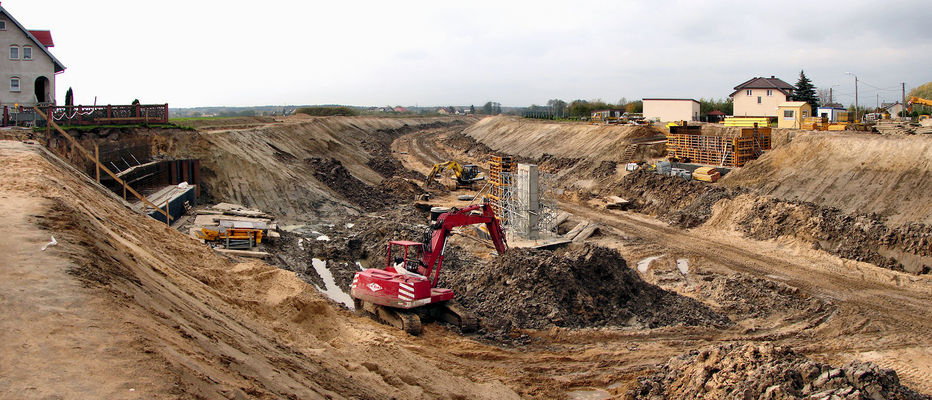 Budowa IV odcinka dróg dojazdowych do nowego mostu
Wznoszenie wiaduktu na ul. Ciechomickiej
