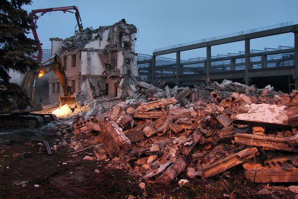 Wyburzanie biurowca PPRM
ul. Tysiąclecia
