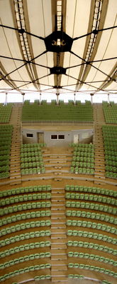 Widok z pomostu technicznego na widownię amfiteatru
