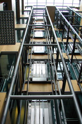 Biurowiec PERN
Widok z lobby na windę
