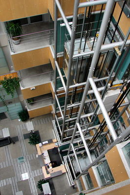 Biurowiec PERN
Widok z góry na lobby
