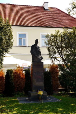 Dom Pod Trąbami
Pomnik biskupa Leona Wetmańskiego
