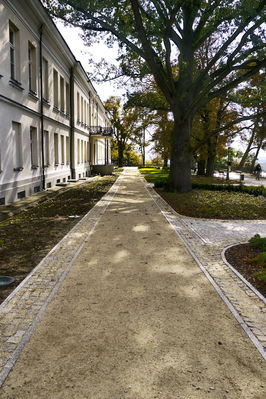 Aleja spacerowa za budynkiem sądu
