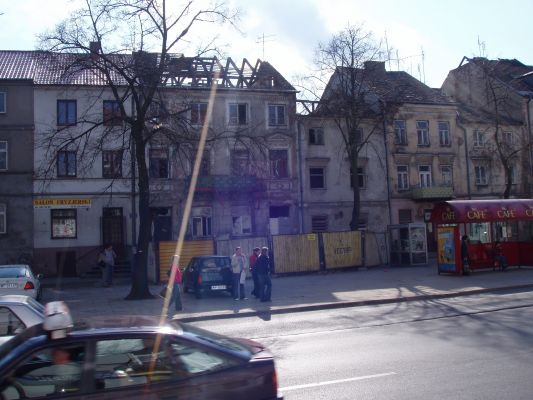 Kamienice przy ul. Kwiatka
Zdjęcie historyczne. Pierzeja południowej strony ul. Kwiatka wraz z widocznymi kamienicami znajduje się obecnie (początek 2006) w remoncie.
