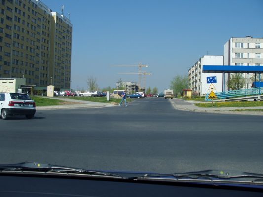 ul. Armii Krajowej
Widok z ul. Armii Krajowej w kierunku centrum miasta. W tle widoczna budowa biurowa PERN, z lewej strony wieżowiec tzw. "szafa".

