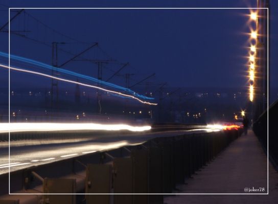 na moście im. Legionów Piłsudskiego wieczorową porą
