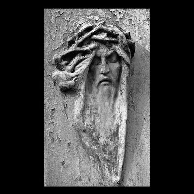 Figura z krzyża nagrobkowego jednej z mogił na Starym Cmentarzu przy ul. Kobylińskiego
