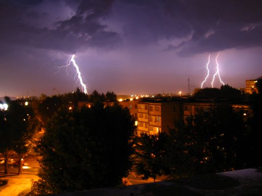 dość gwałtowna burza 28 lipca 2005. ul. Miodowa
