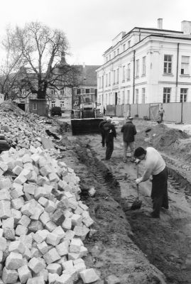 Wymiana nawierzchni przy Placu Narutowicza.
