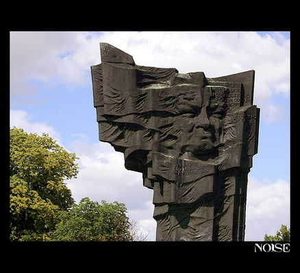 Pomnik Władysława Broniewskiego
zaprojektowany przez W. Zemłę.
Słowa kluczowe: broniewski pomnik