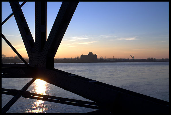 Most im. Legionów J. Piłsudskiego.
widok na stocznię rzeczną w Radziwiu
