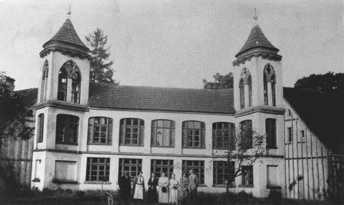 Domek myśliwski przed 1930 r.
fotografia ze zbiorów Jana Berlińskiego z Woli Brwileńskiej.
